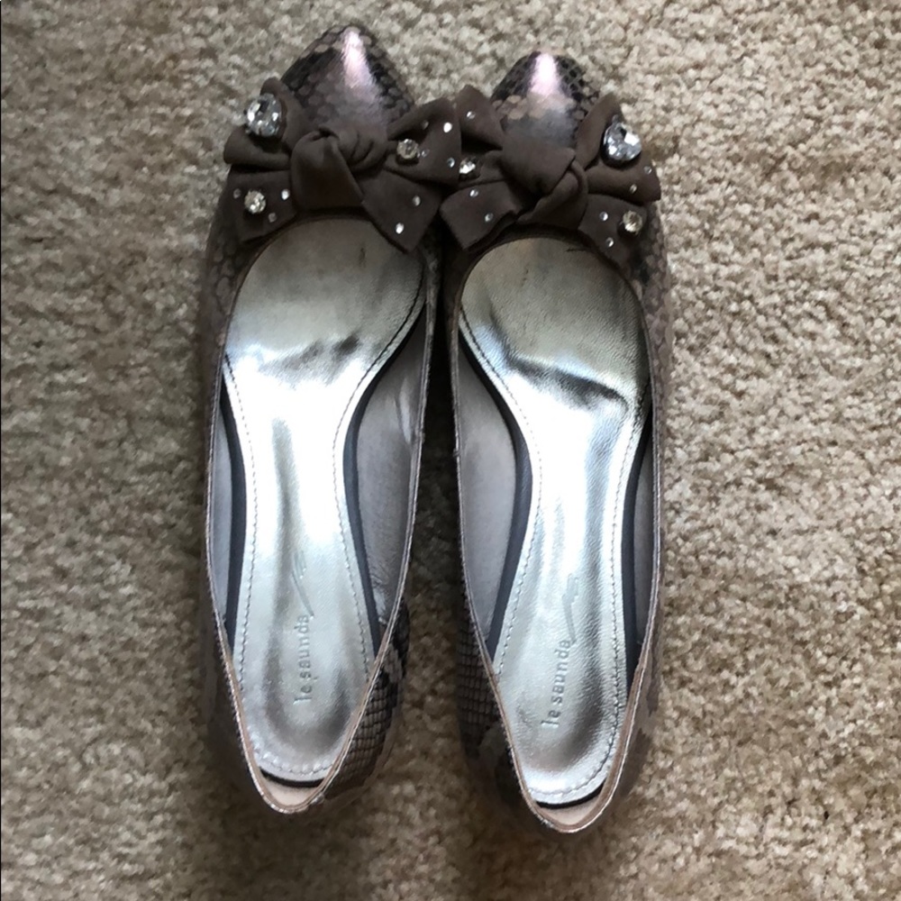 Leather pumps with adorable bow and embellishments